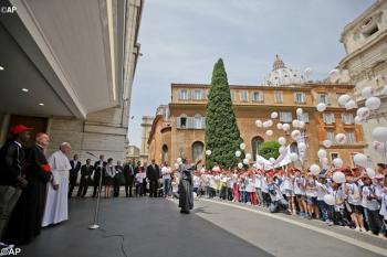 Đức Thánh Cha Tiếp Đón 400 Trẻ Em Calabria Tại Nhà Ga Xe Lửa Vatican